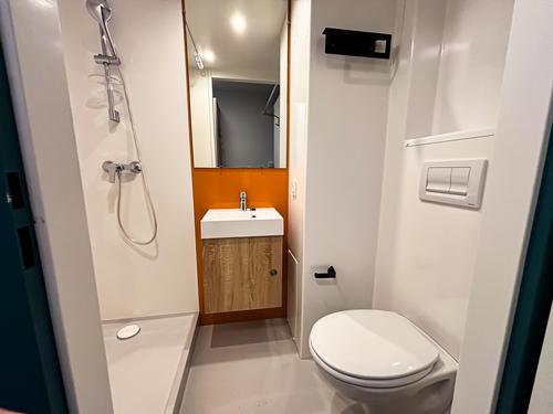 Studette salle de douche, lavabo ,WC